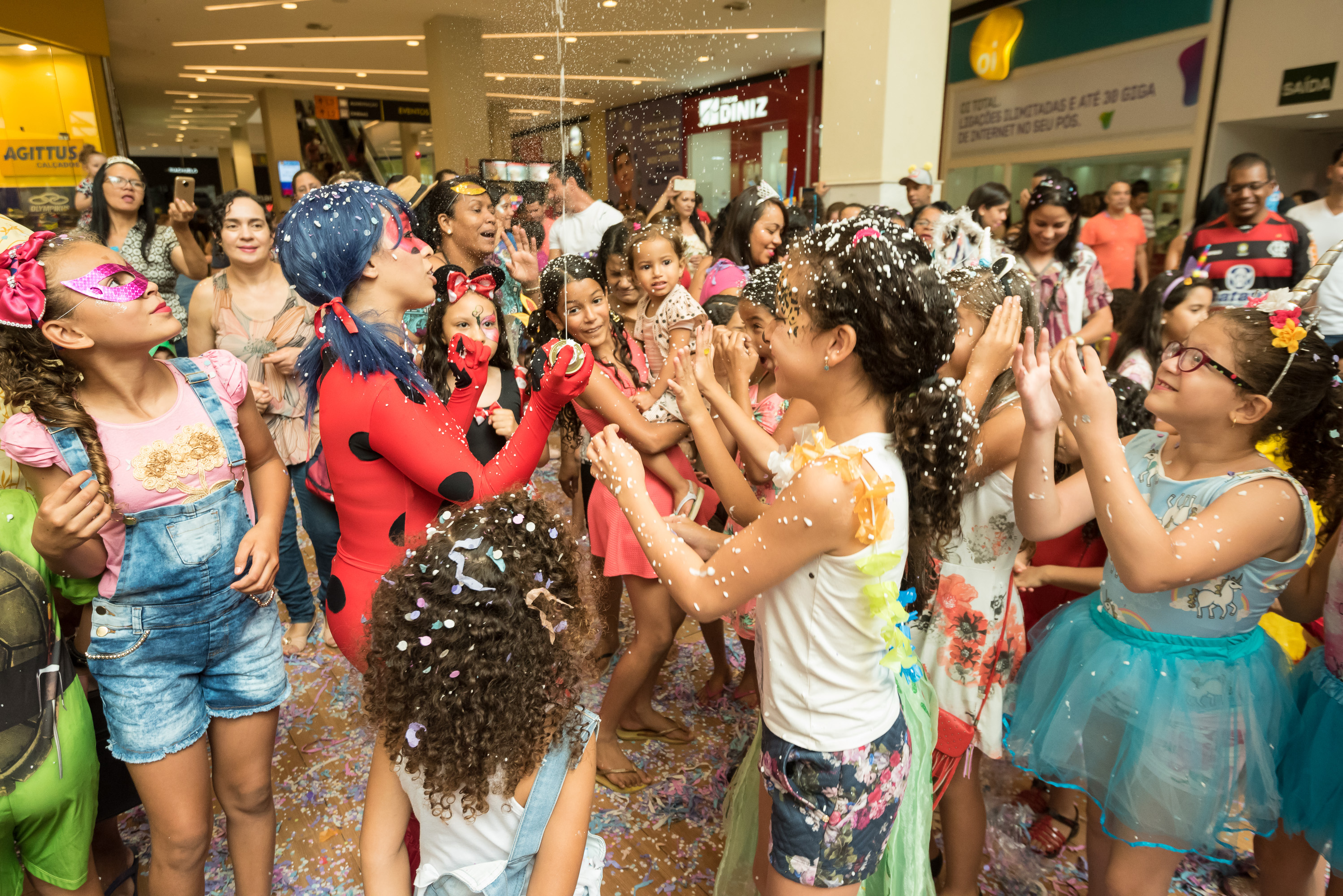 JK Shopping entra em clima de folia com apresentao de escola de samba