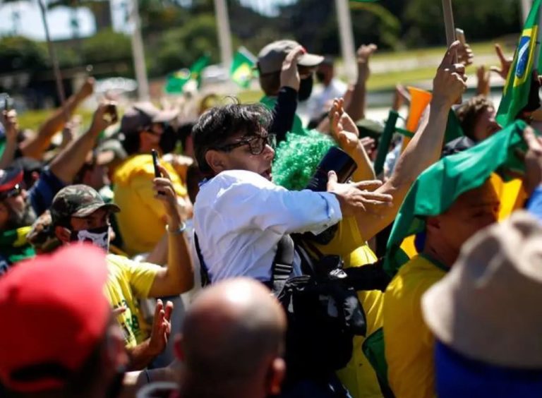Bolsonaristas agrediram Dida Sampaio, fotógrafo do Estado, quando ele j estava no cho...