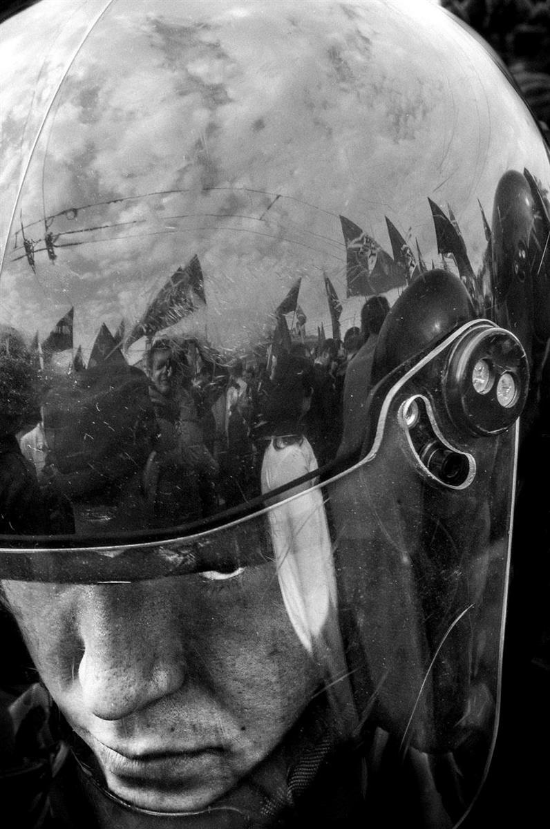 B & W FOT?GRAFO DO ANO  Mikhail Grebenshchikov, de Moscou, R?ssia,  por seu trabalho "Through the Looking Glass"