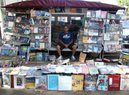 "Cal?adas liter?rias" por Keyane Dias. (http://alemdasparedes.wordpress.com/)