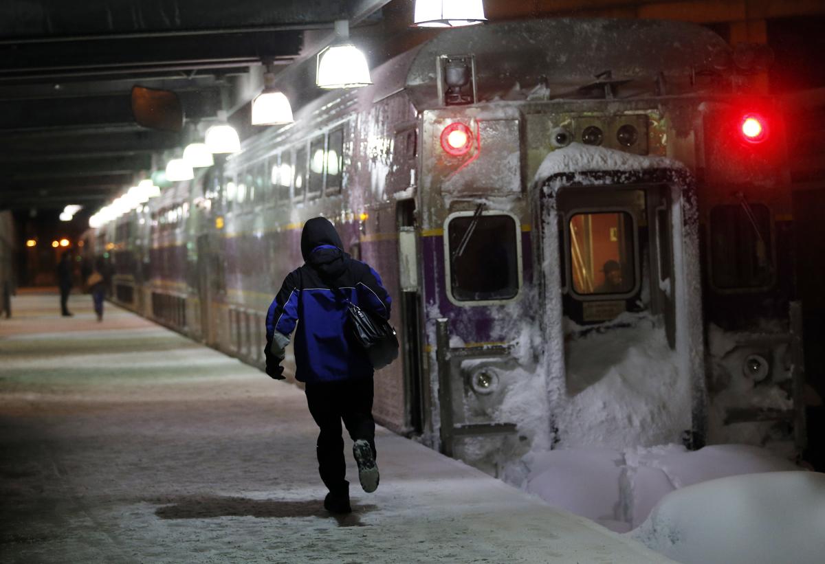 Neve continua acumulando-se na Nova Inglaterra.Foto:(Jessica Rinaldi / Globe Staff)