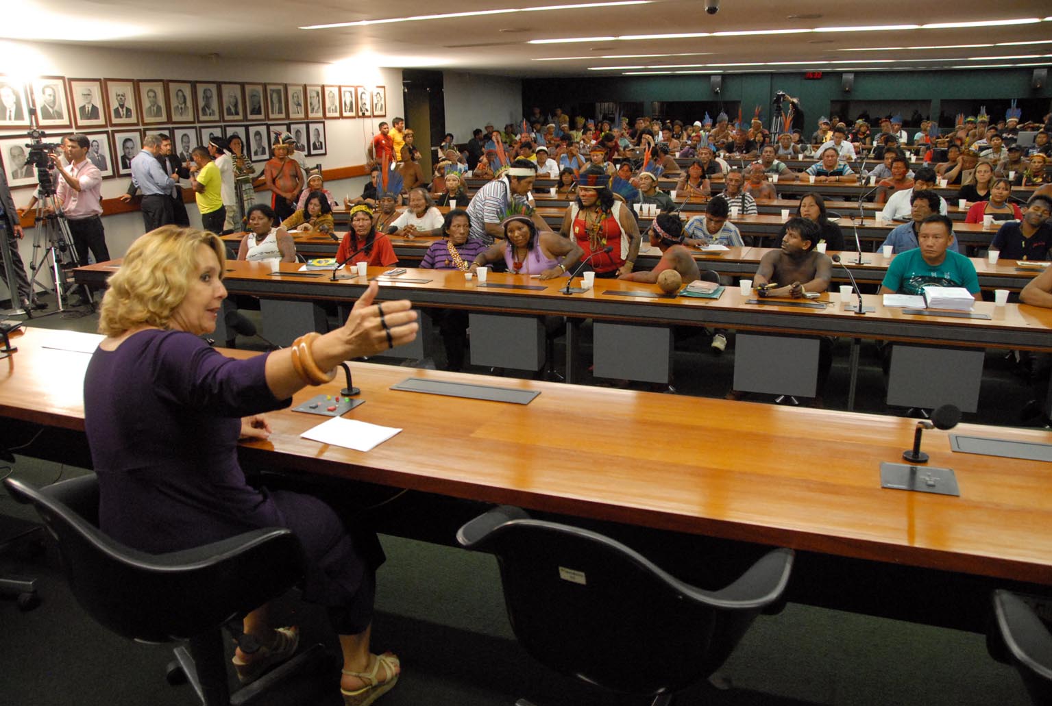 Erika Kokay garantiu a comunidade que ir? realizar uma s?rie de reuni?es em prol da causa. foto Ivaldo Cavalcante