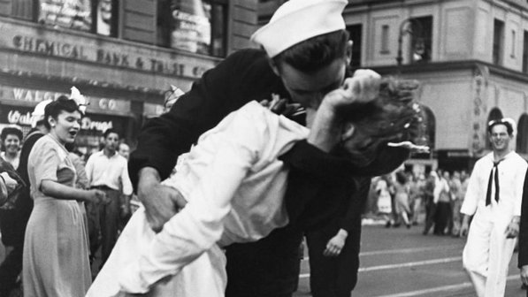 O marinheiro Glenn Edward McDuffie que beijou Edith Shain,fotografado por Alfred Eisenstaedt faleceu no Texas aos 86 anos.