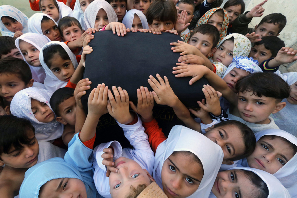 Observando rituais de f?. Foto:Bed Al Hashlamoun / EPA)