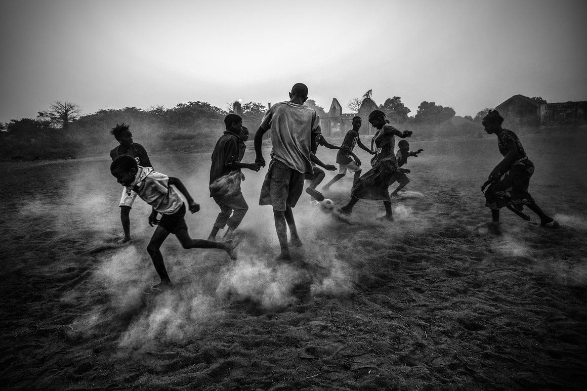 Austeridade na Gr?cia e desemprego em Portugal valem pr?mios de fotojornalismo.Vencedor da categoria Desporto: futebol, Guin? BissauDANIEL RODRIGUES