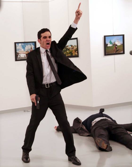 Uma fotografia icónica de um assassinato é a foto da imprensa do mundo do ano.Foto:Burhan Ozbilici-AP 