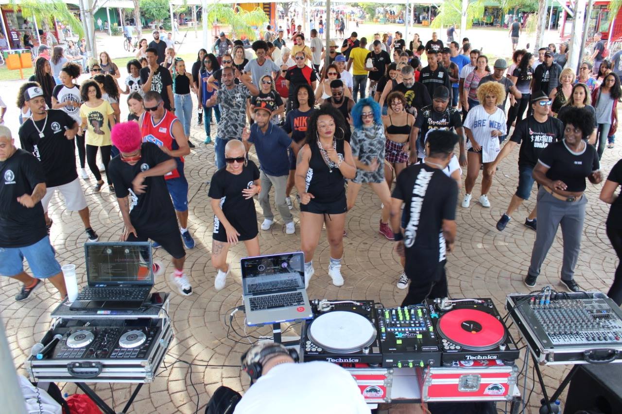  Samba e Charme na Feira da Torre de TV