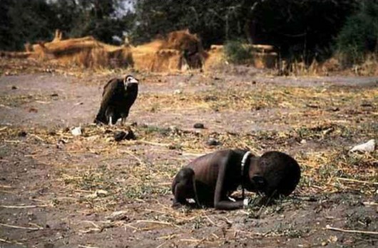 What The Photo por Andre Liohn. A Criana e o Abutre.de Kevin Carter 