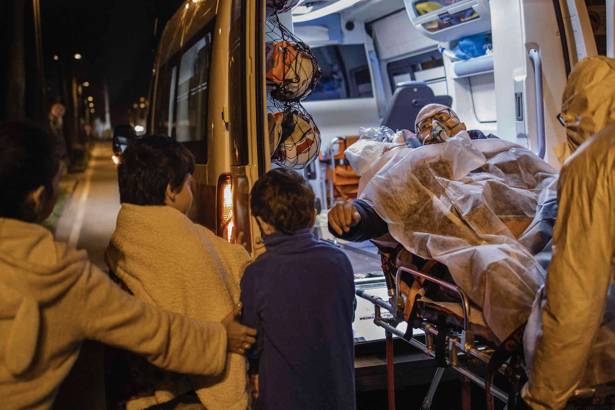 'Tiramos os mortos da manh at a noite' Fotografias de Fabio Bucciarelli Escrito por Jason Horowitz