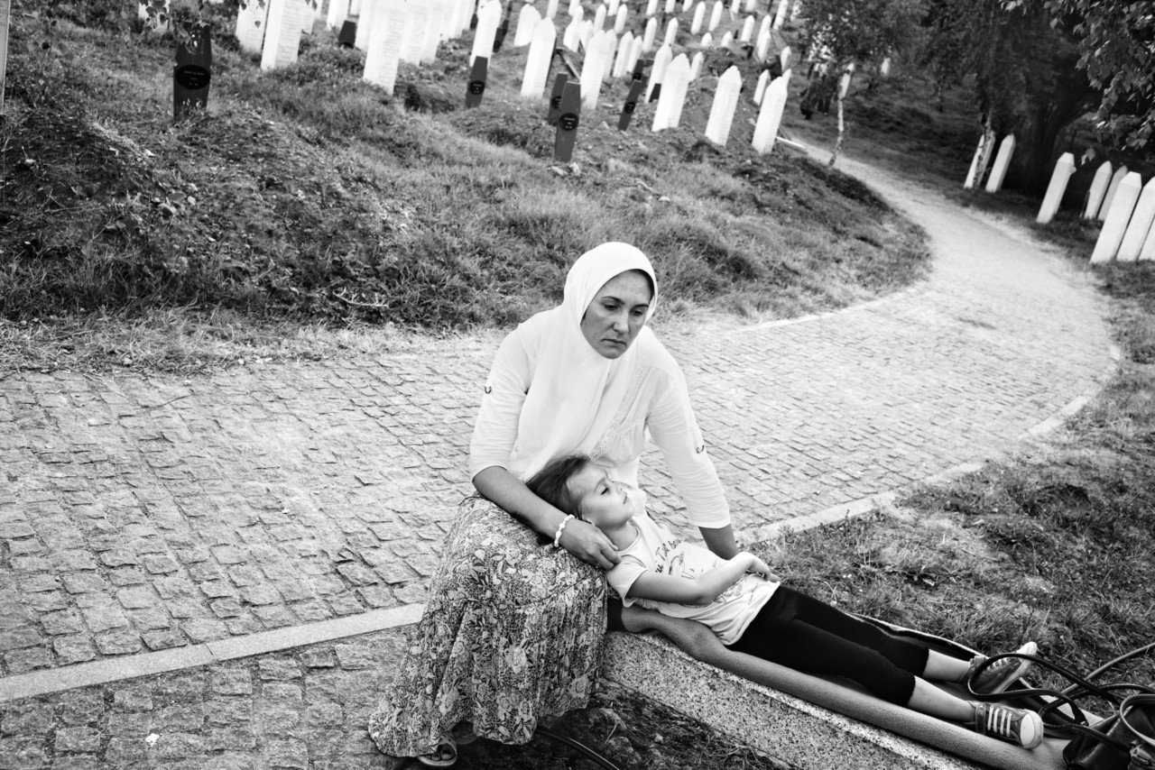 2 parte da Lingers de Guerra: Srebrenica 25 anos depois.de Paolo Pellegrin