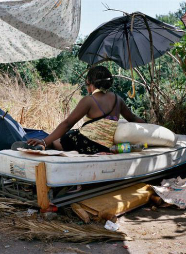 Fot?grafo Paolo Patrizi. registra a degradante vida de prostitutas nigerianas na It?lia.